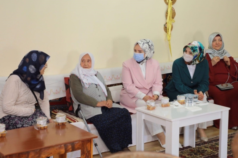 Huzurevi sakinlerini sevindiren ziyaret