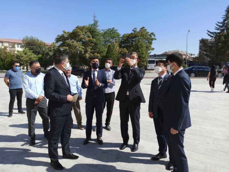 Dünyanın en büyük Güney Kore ve Türk Bayrağı halısı Sultanhanında dokunacak