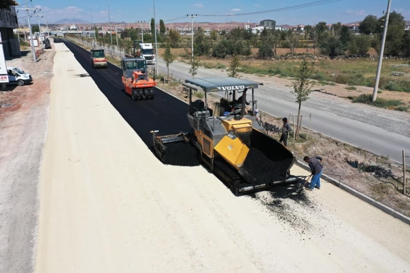 TACİN MAHALLESİ’NİN YOLLARI SICAK ASFALT İLE YENİLENİYOR