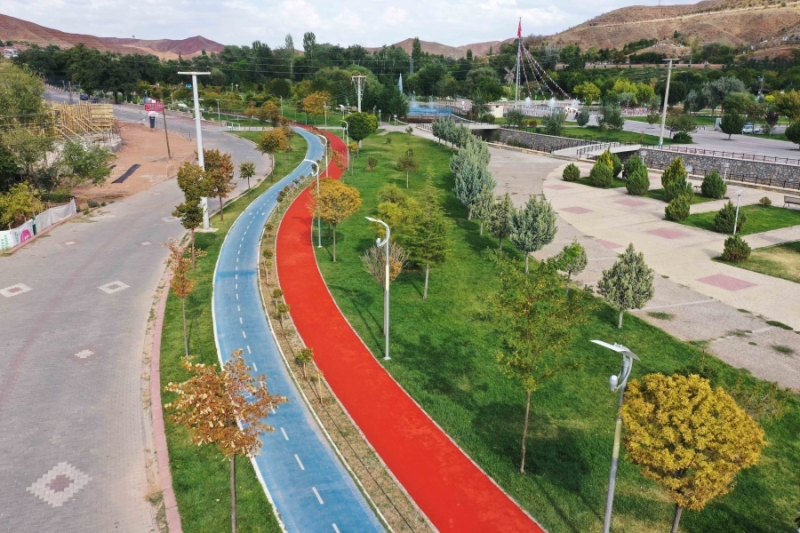KILIÇARSLAN PARKINDA YÜRÜYÜŞ YOLU YENİLENDİ