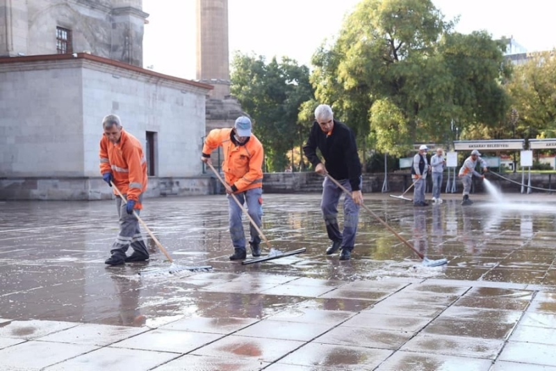 ULU CAMİ ÖNÜ VE 15 TEMMUZ MİLLİ İRADE MEYDANI BOL TAZYİKLİ SU İLE YIKANARAK DEZENFEKTE EDİLDİ