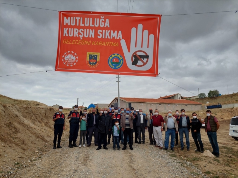 Aksaray jandarması ve Ziraat odası işbirliği ile düğün alanlarına mutluluğa kurşun sıkma pankartı asılıyor