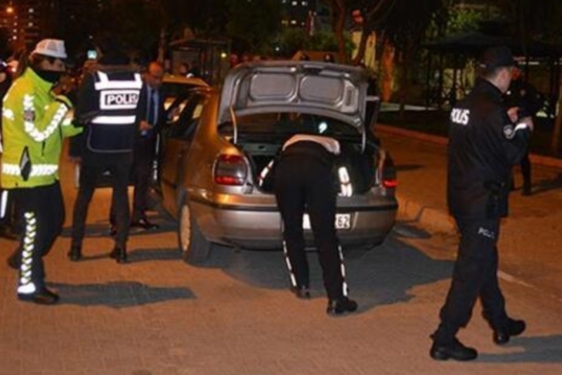 Aksaray polisi uyuşturucu maddesi ve ruhsatsız silah ele geçirdi