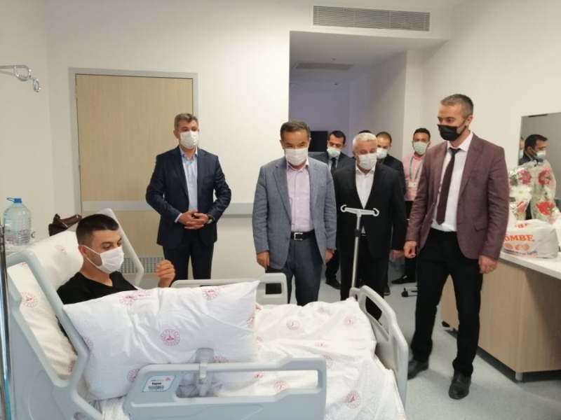 Ak Partili Yetkililer Ziyaretler Çerçevesinde Suriye de Yaralanan Askerimizi de  Ziyaret Etti