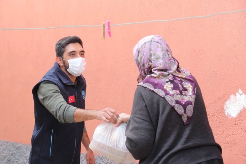 AKSARAY BELEDİYESİ EVLERE SICAK YEMEK İKRAMINA DEVAM EDİLİYOR 
