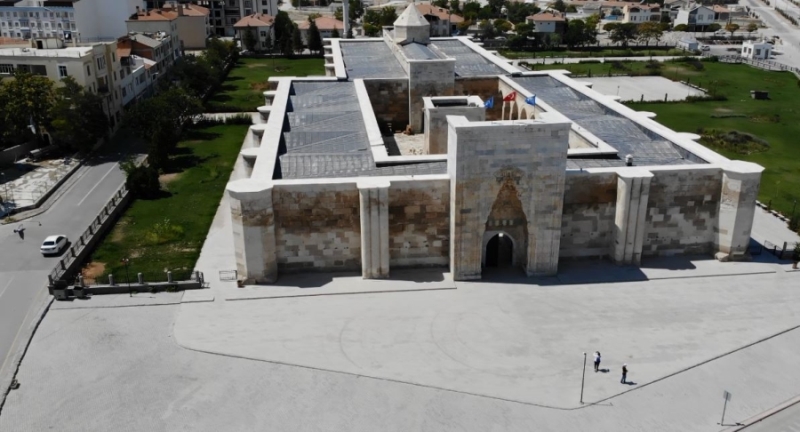  Sultanhanı Kervansaray pandemi nedeniyle ziyaretçi sayısında günlük yüzde 80 düşüş yaşanıyor.