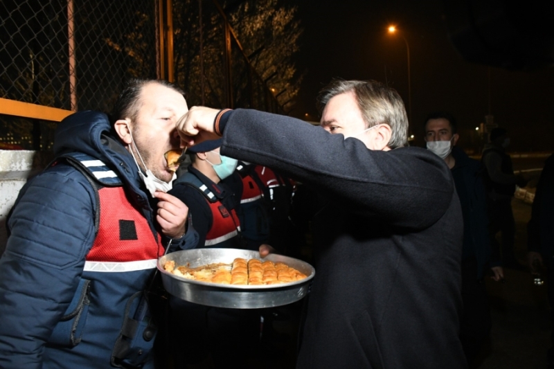 Aksaray valisi Hamza Aydoğdu yeni yıla güvenlik görevlileri ile birlikte girdi