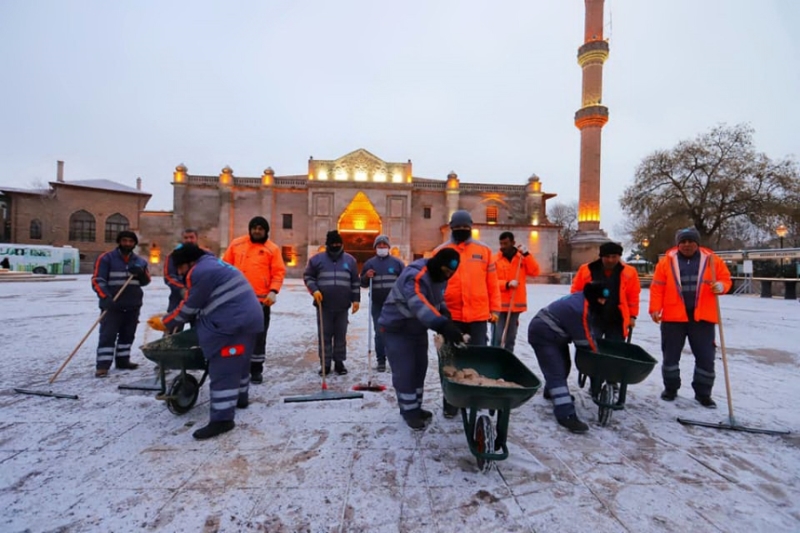AKSARAY BELEDİYESİ KARLA MÜCADELE EKİPLERİ 7/24 NÖBETTE