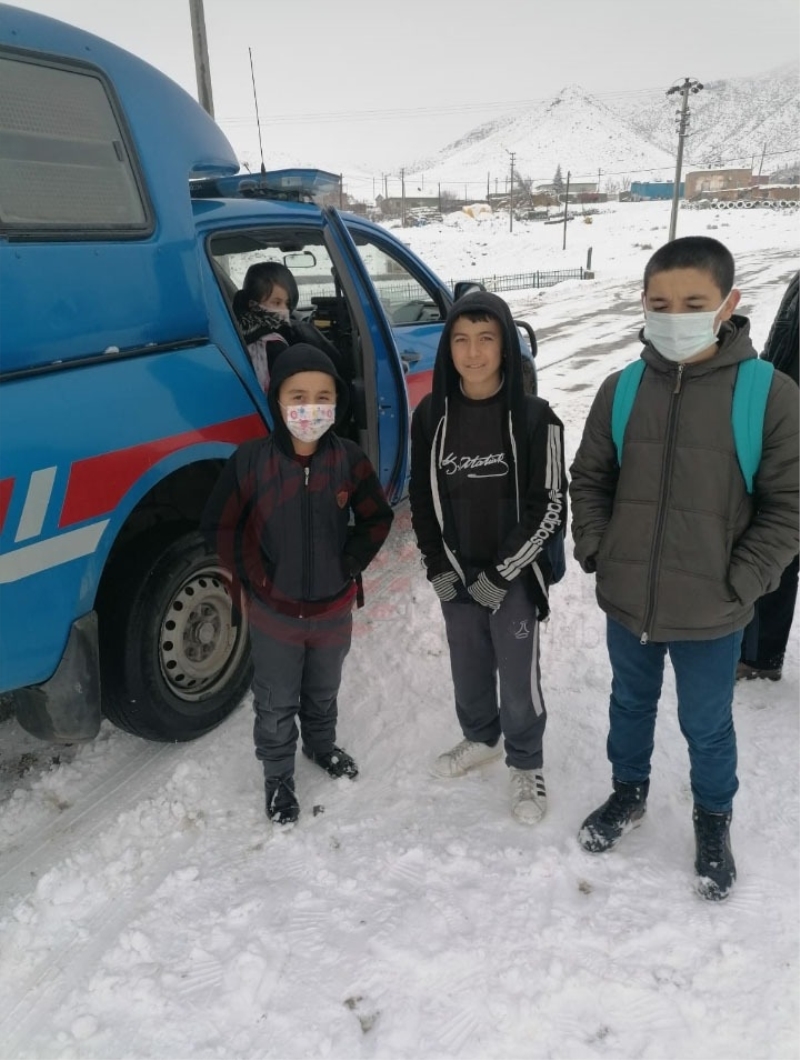 Okul Yolunda mahsur kalan öğrenciler kurtarıldı
