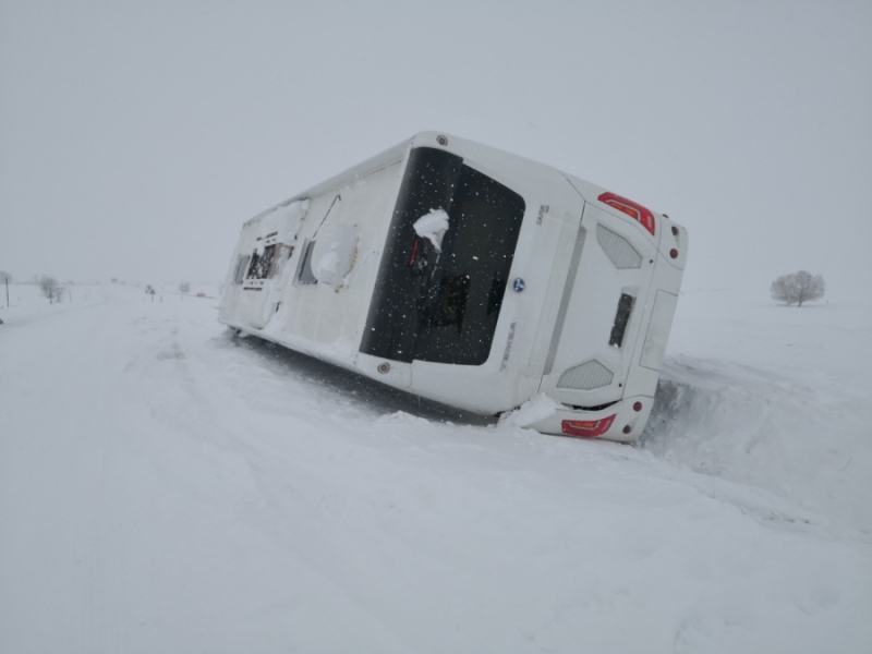 Aksaray Nevşehir karayolunda otobüs şarampole devrildi 4 kişi yaralandı