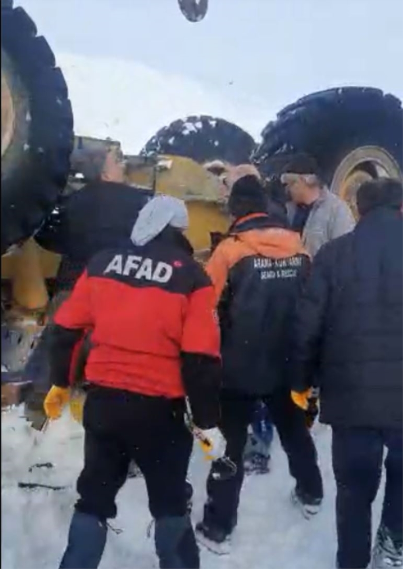 İş makinesinin altında kalan operatör ağır yaralandı