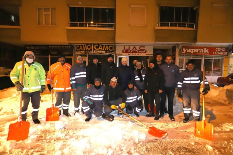 BAŞKAN DİNÇER, SOĞUK HAVADA ÇALIŞAN İŞÇİLERE ÇAY VE TATLI İKRAM ETTİ