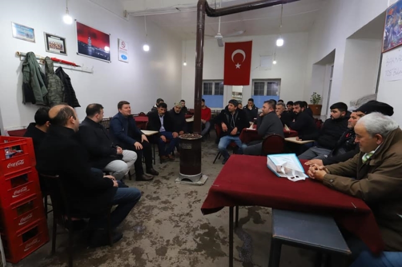 BAŞKAN DİNÇER KURTULUŞ MAHALLESİ SAKİNLERİ İLE KIRAATHANEDE BİRARAYA GELDİ