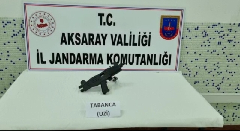 Aksaray jandarması UZİ Marka Otomatik Kuru Sıkı Tabanca Ele Geçirdi 