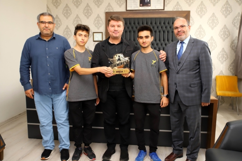 Başkan Dinçer 2022 Teknofest Karadeniz Havacılık, Uzay Ve Teknoloji Festivali Birincilerini Ödüllendirdi