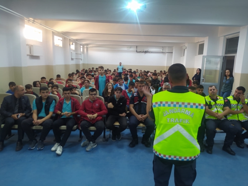 Aksaray jandarması okullarda trafik eğitimi vermeye devam ediyor