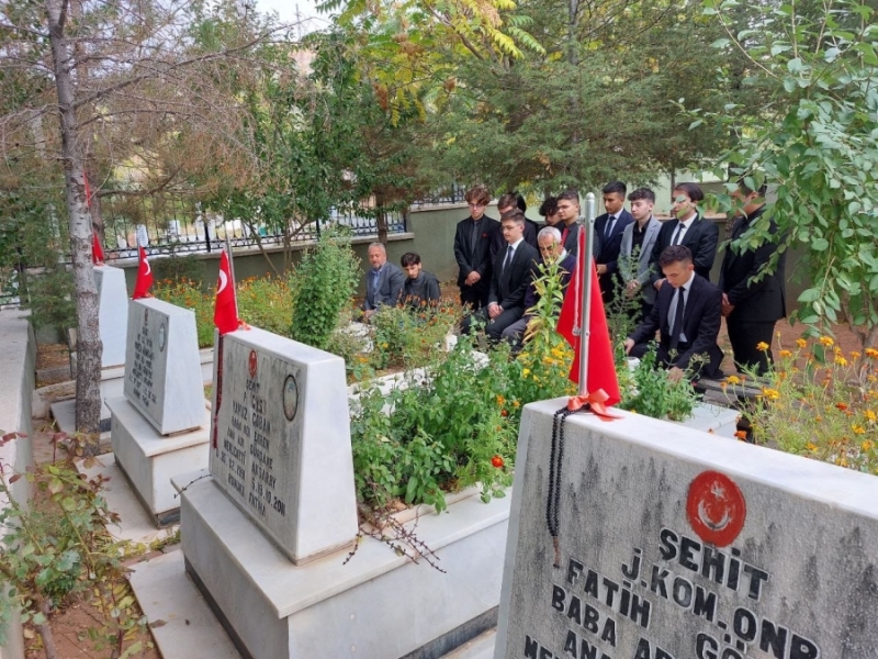 BİRİNCİ FEN LİSELİLERİN ŞEHİTLİK ZİYARETİ