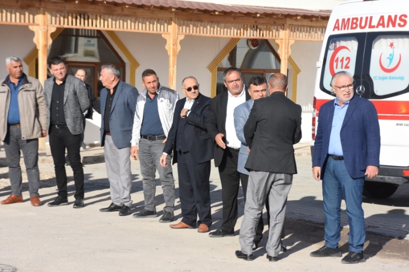 Önce kitap okudular, sonra öğrencilere yardım edip birlik beraberlik mesajı verdiler 