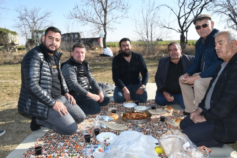 BELEDİYE BAŞKANI DR. EVREN DİNÇER PANCAR HASATI YAPAN ÜRETİCİLERİ YALNIZ BIRAKMADI