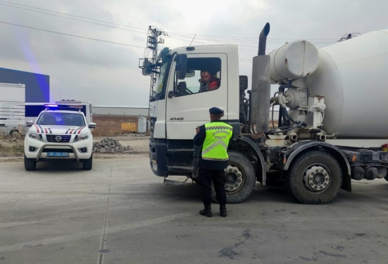 Trafik Jandarması tarafından yük ve yolcu taşımacılığı yapan araçlar denetlendi