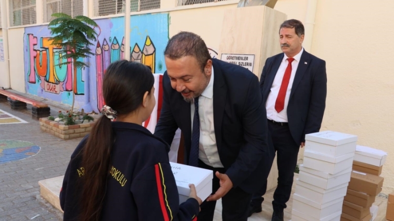 AKSARAYLI İŞ İNSANI HAKAN GÜNEŞ, 400 ÖĞRENCİYE AYAKKABI BAĞIŞINDA BULUNDU