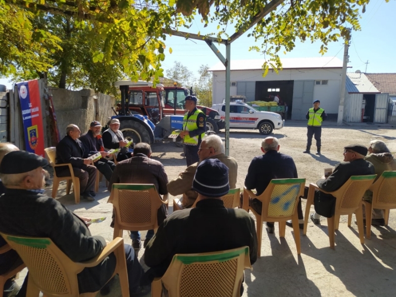 Aksaray Jandarması Traktör Sürücülerine Eğitim Verdi