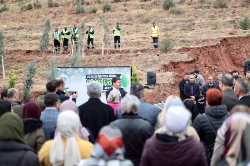 AKSARAY BELEDİYESİ ÖĞRETMENLER İÇİN 11 BİN 68 FİDANI TOPRAKLA BULUŞTURDU   