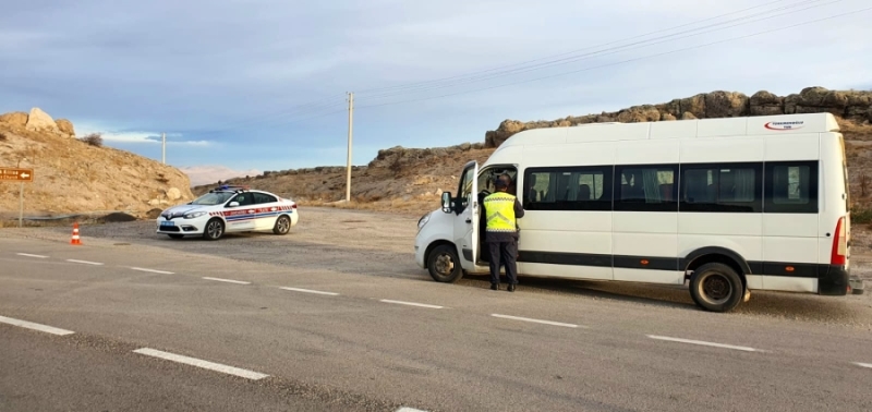 Aksaray’da Okul Servisleri Jandarma Tarafından Denetleniyor 