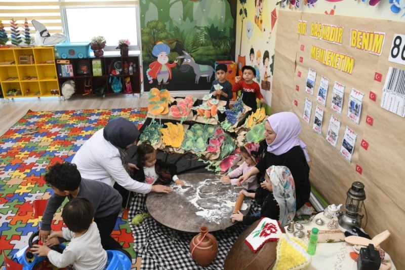 ÇOCUKLAR ANNELERİ İLE BİRLİKTE AKMEK VE KADIN AKTİVİTE MERKEZLERİNİ SEVEREK KULLANIYOR