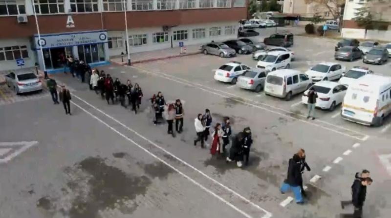 Aksaray polisinin şafak operasyonu ile bir çete daha  enselendi