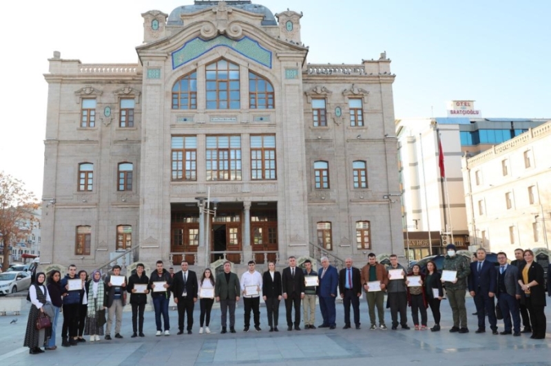 İş Kulübü Eğitimi alan 22 özel öğrenciye sertifikaları ile kendi işinin patronu 3 engelli vatandaşa hibe çekleri düzenlenen törenle verildi