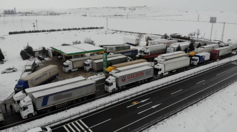 Tipi Nedeniyle  Aksaray Adana ve Nevşehir Yolları Trafiğe Kapatıldı. 
