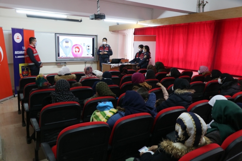 KADES Uygulaması Aksaray’da jandarma tarafından kadınlara anlatılarak telefonlarına uygulama yükleniyor. 