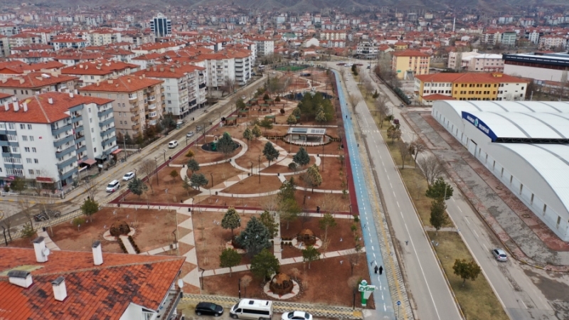 DEKORATİF AHŞAP KAMELYALAR VE YENİ NESİL OYUN GRUPLARI İLE FATİH MİLLET BAHÇESİ GÖZ DOLDURUYOR