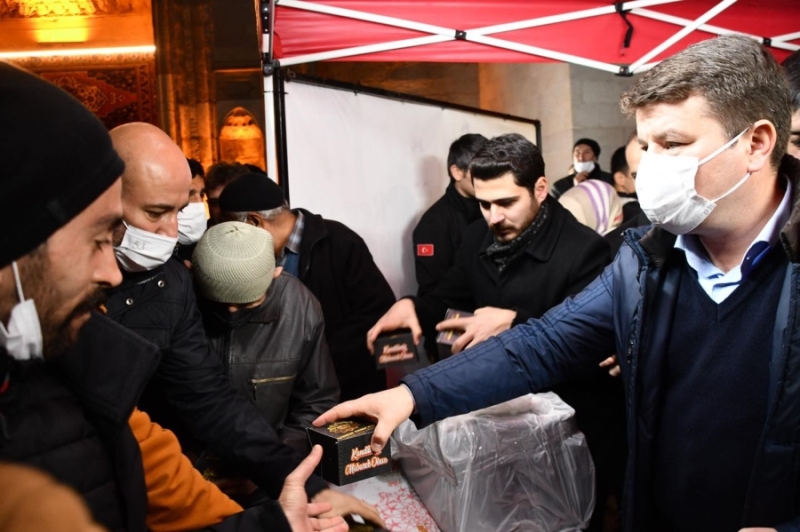 AKSARAY BELEDİYESİ REGAİP KANDİLİ DOLAYISI İLE VATANDAŞLARA İKRAMLARDA BULUNDU