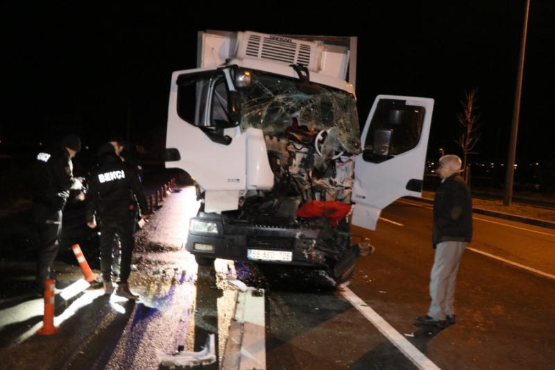 Tıra arkadan çarpan kamyon sürücüsü ağır yaralandı 
