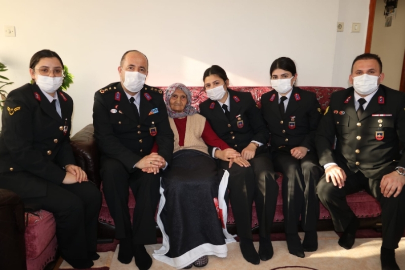 Aksaray’ın en yaşlı kişisi Atike Nineye jandarmadan ziyaret