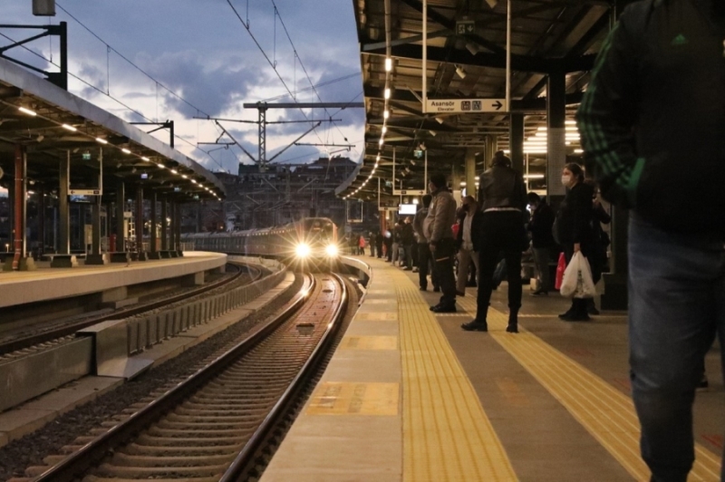 MARMARAY, REKOR TAZELEDİ; BİR GÜNDE 580 BİNDEN FAZLA YOLCU TAŞINDI