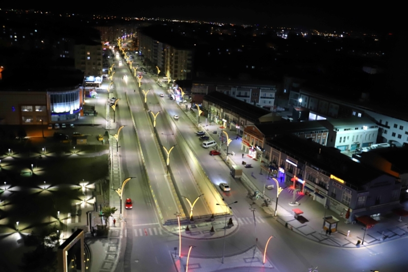 ATATÜRK BULVARI DEKORATİF AYDINLATMALARLA IŞIL IŞIL OLDU   