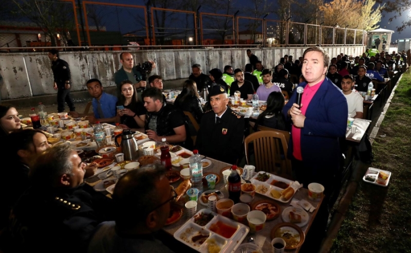 Vali Hamza Aydoğdu polis uygulama noktasındaki görevli polis ekipleri ile birlikte iftar yaptı
