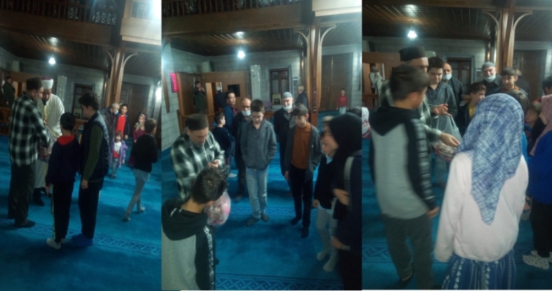 TERAVİH NAMAZINA GELEN ÇOCUKLAR DONDURMA İLE SEVİNDİRİLDİ
