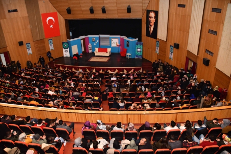 Eski Köye Yeni Ramazan Adlı Tiyatro Oyunu Aksaray Belediyesi’nin Ev Sahipliğinde Aksaraylılarla Buluşacak.