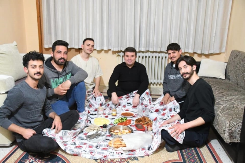 BAŞKAN DİNÇER SAHURDA ÖĞRENCİ EVİNE KONUK OLDU