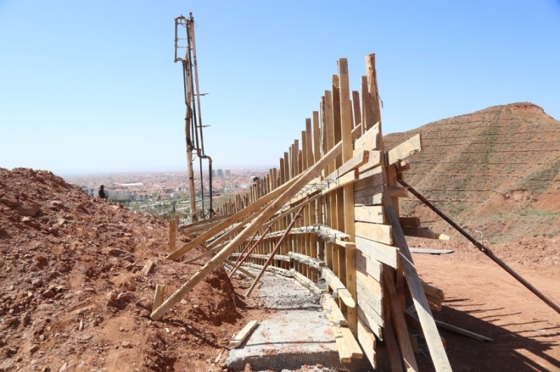Bedir Muhtar ve Ervah Kabristanlıklarında İstinat Duvarı Çalışması Başlatıldı
