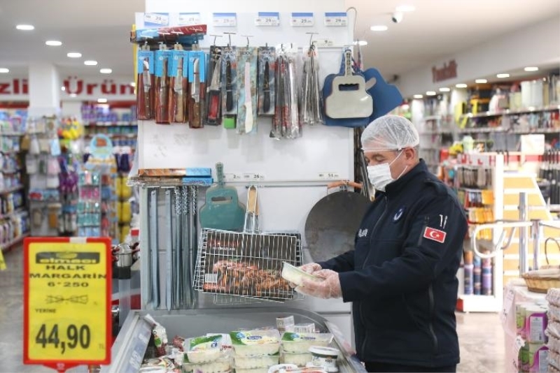 Aksaray’da zabıtalar ani baskınlarla denetim yapıyor