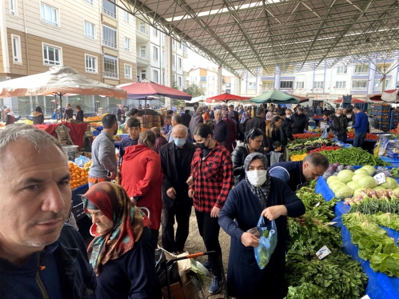 Vatandaş semt pazarlarını tıklım tıklım doldurdu