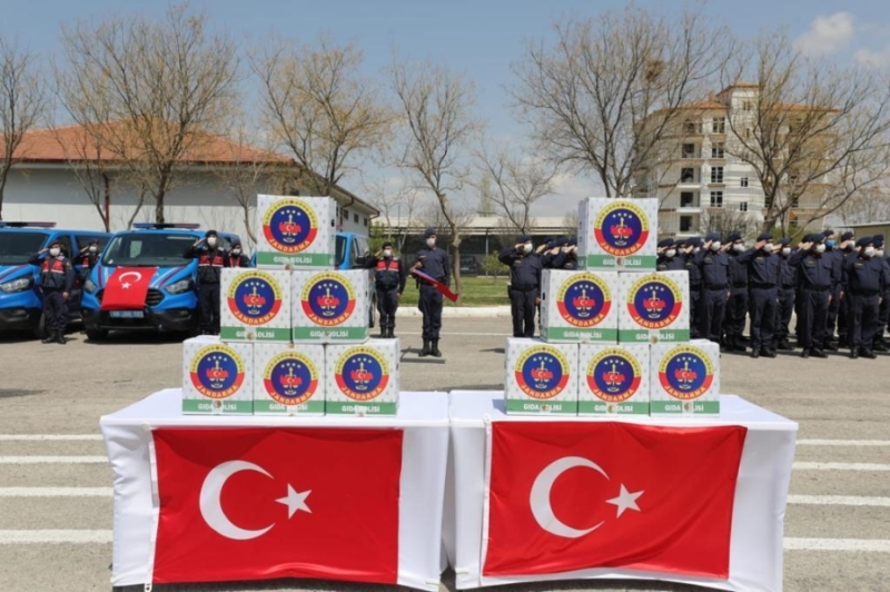 Mehmetçik Aksaray’da ihtiyaç sahibi ailelere gıda yardımı yaptı