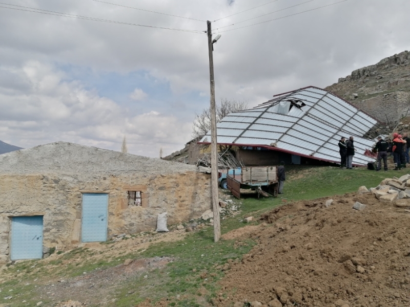 AFAD Müdürlüğü ekipleri şehir merkezi ve köylerde yaşanan olumsuzlukları gidermeye çalışıyor