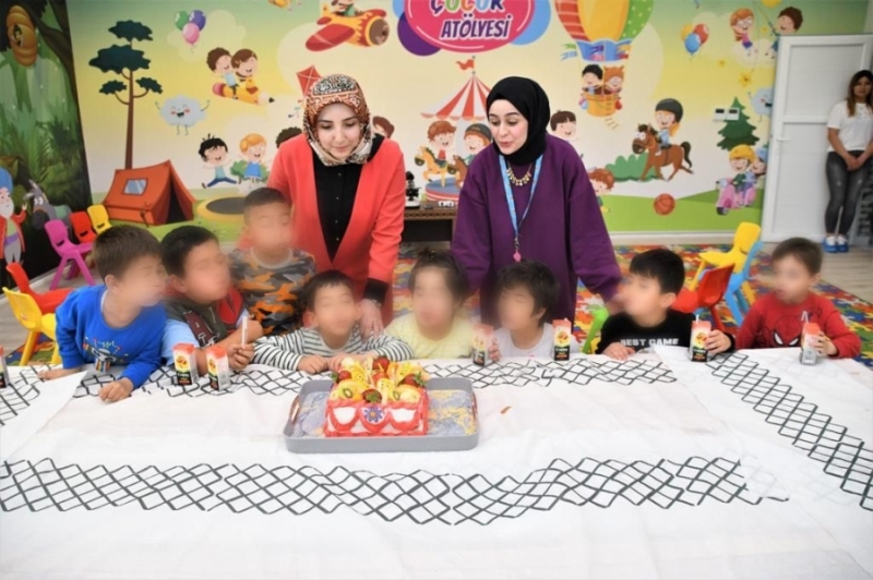 BAŞKAN DİNÇER’İN EŞİ MERVE DİNÇER, SEVGİ EVLERİNDEKİ ÇOCUKLARI GÖNÜLLERİNCE EĞLENDİRDİ