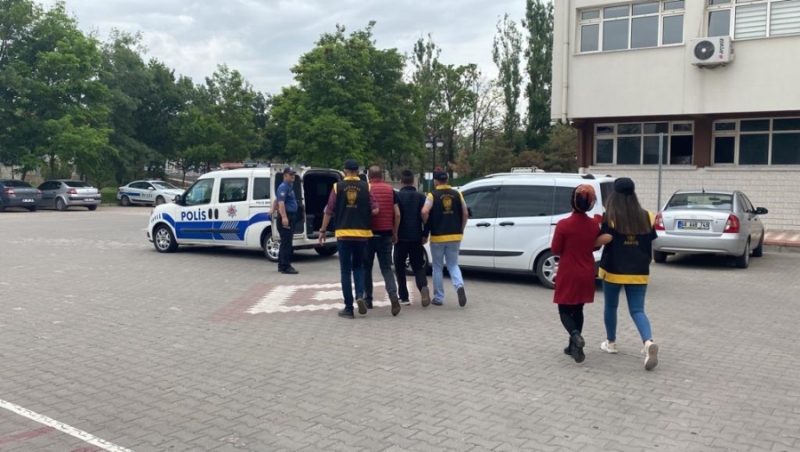 Haklarında tutuklama kararı bulanan 2 firari yakalanarak adalete teslim edildi